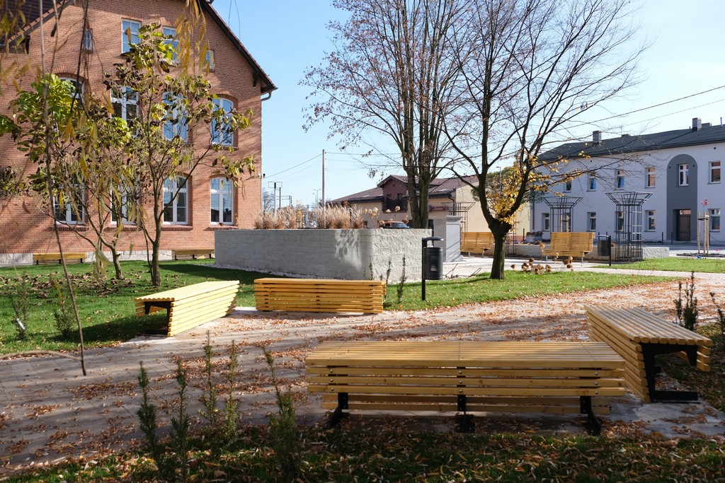 widok centrum miasta po przebudowie drewniane ławki donice z nasadzeniami
